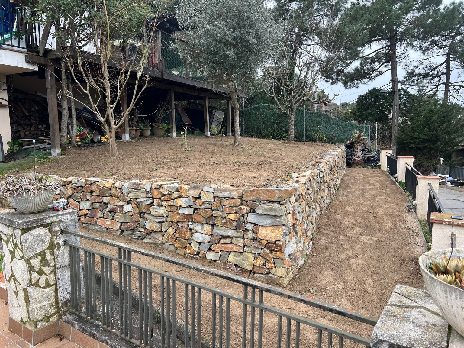 Muro de pedra seca al Montseny: bancal, nivellació del terreny i integració del jardí