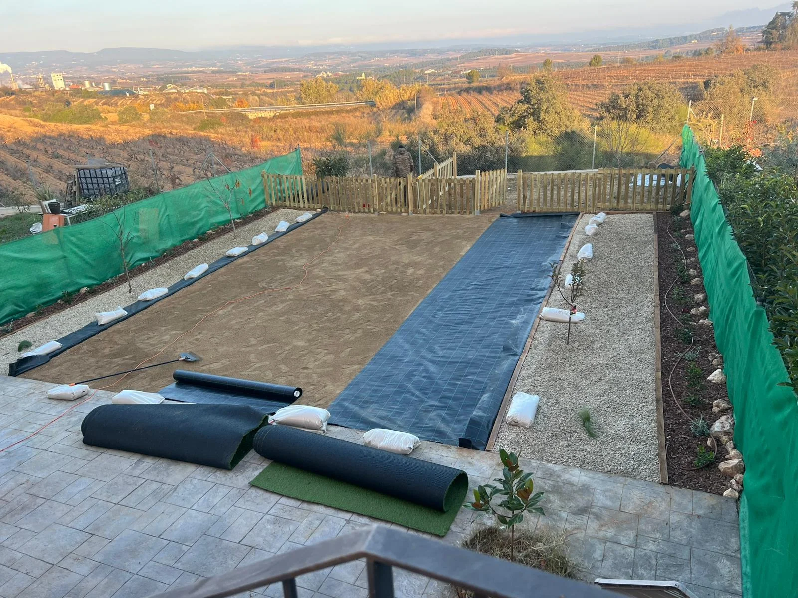 Procés (desembre 2025): detall de la preparació del terreny abans de posar la gespa artificial