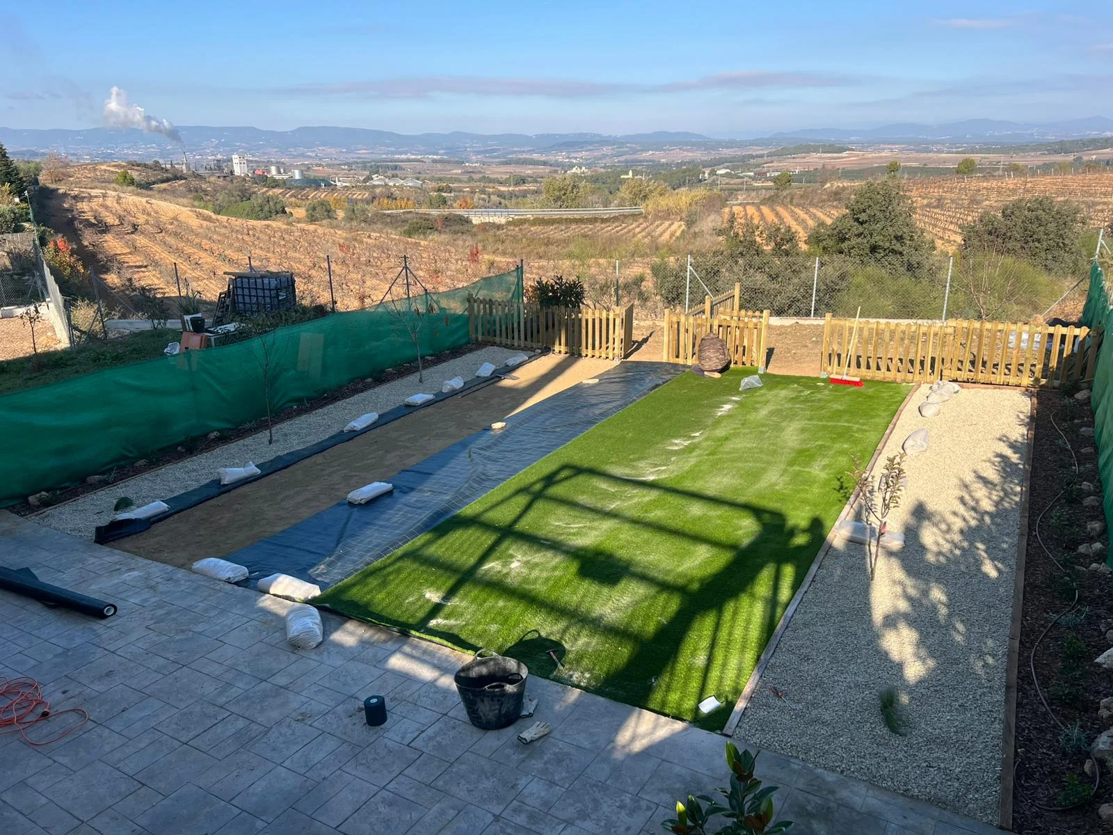 Procés (desembre 2025): vista del jardí amb la gespa artificial col·locada abans dels retocs finals