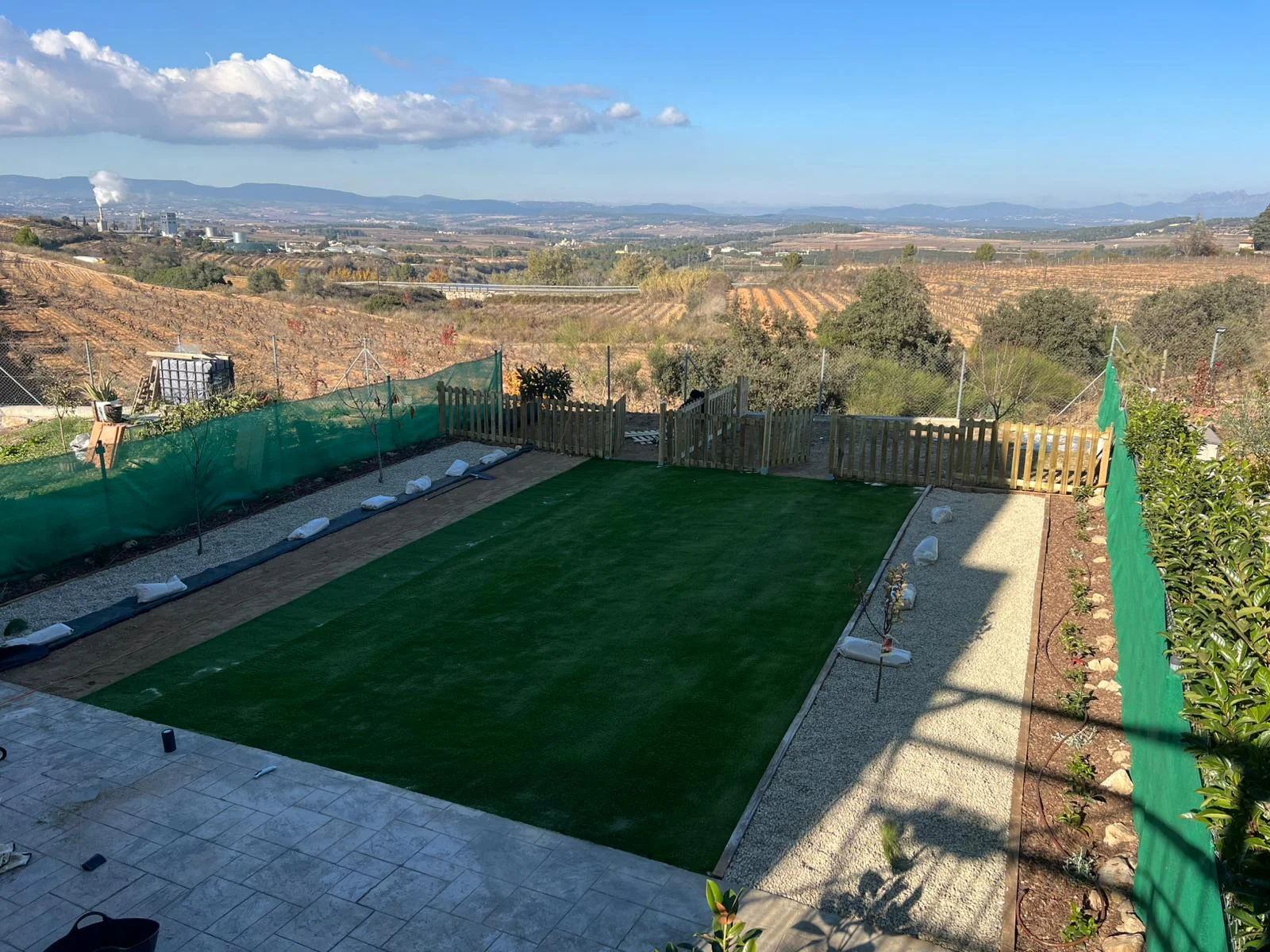 Acabat (desembre 2025): detall del perímetre i les vores de la gespa artificial acabada