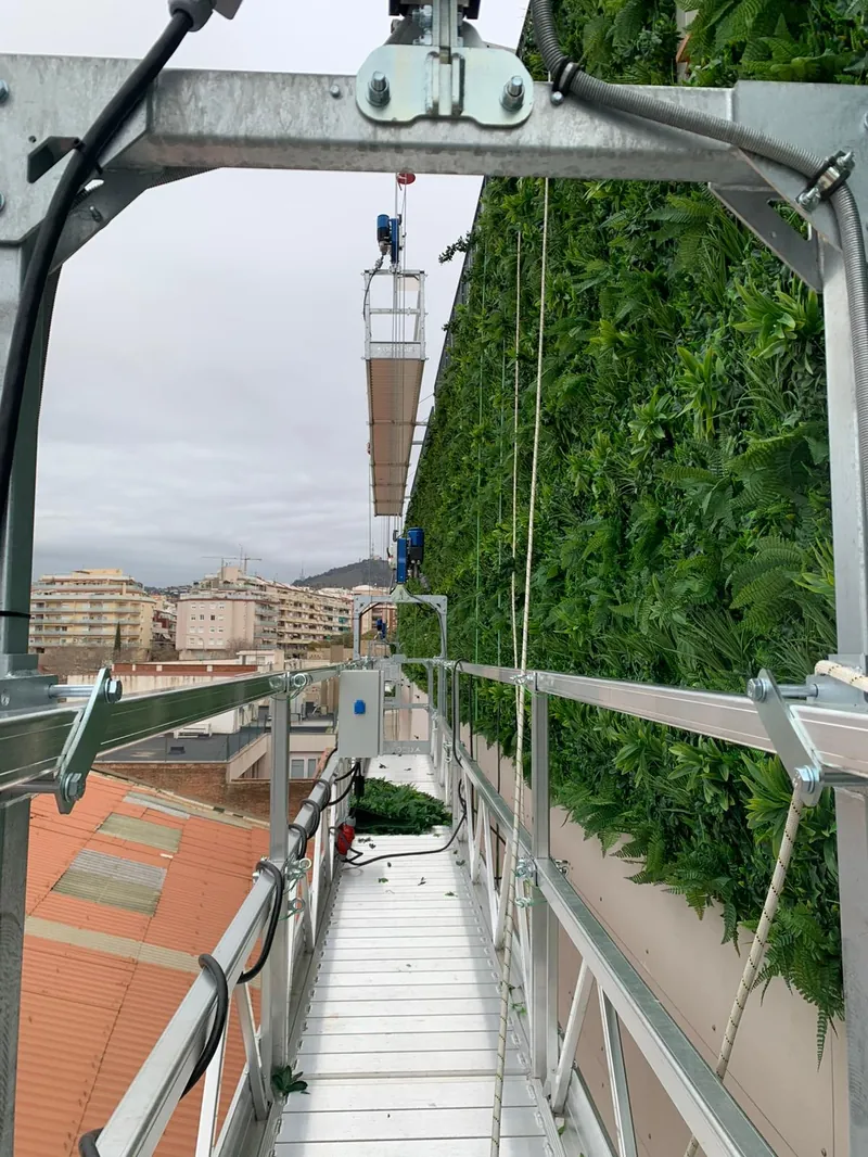 Jardineria vertical i gespa artificial per façanes i terrasses